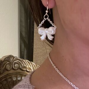 NEW Elegant Silver Plated Pearl White Bow Earrings